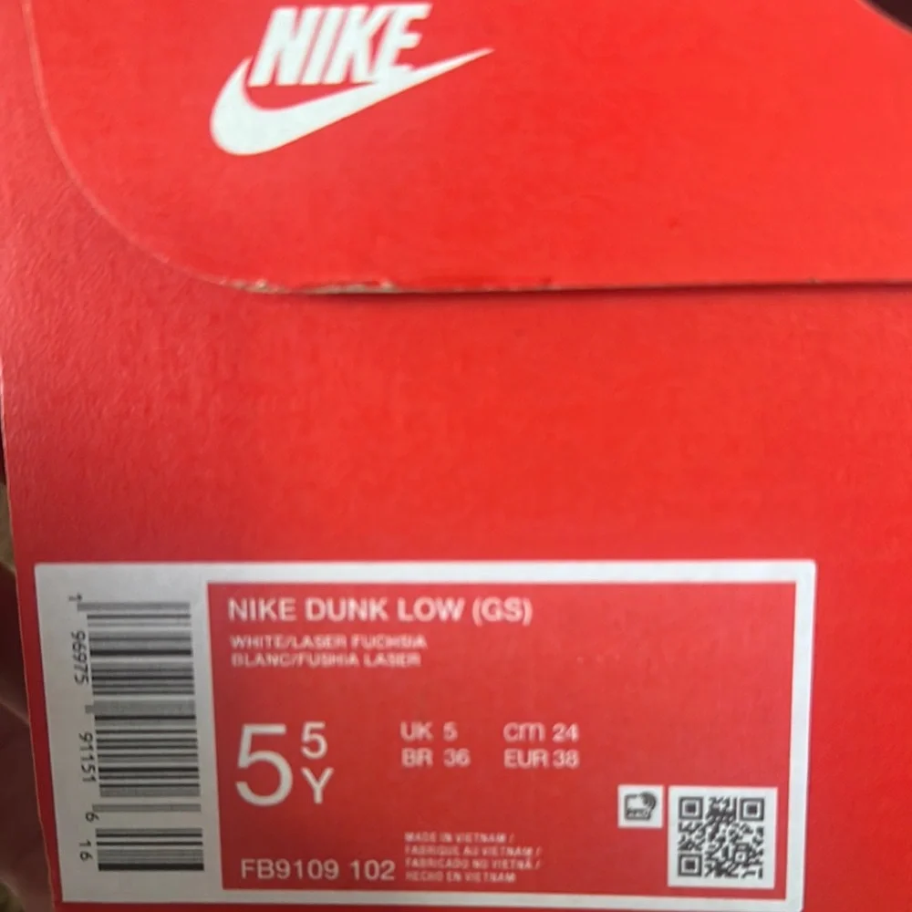 Nike Dunks Fuchsia and White - Picture 9 of 11